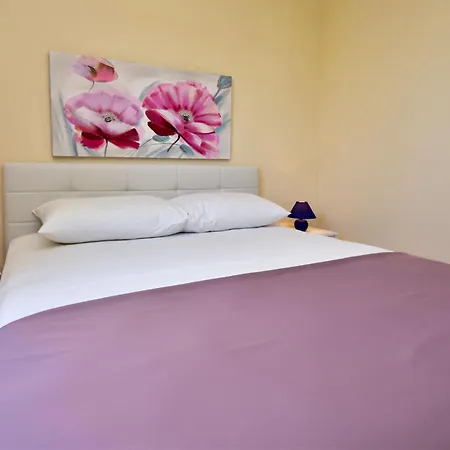 Melandura-8 By Interhome * Dinjiska