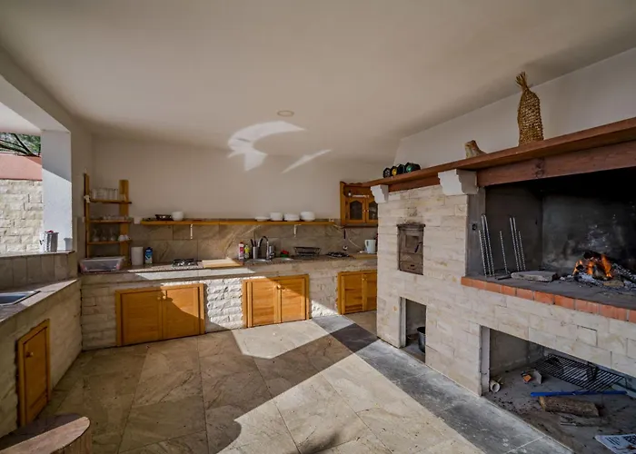 Melandura-8 By Interhome Dinjiška